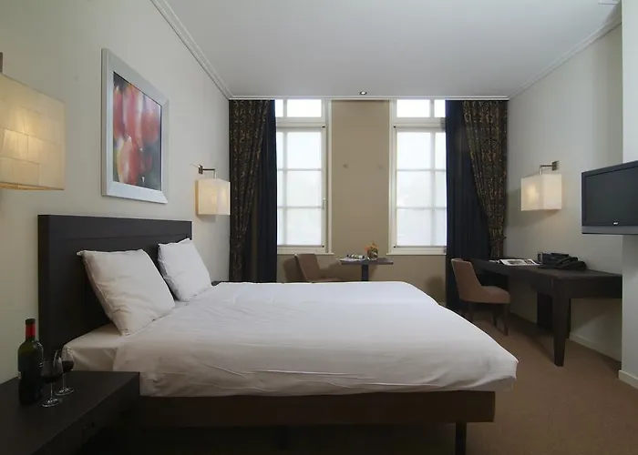 Restaurant La Sonnerie מלון Son en Breugel